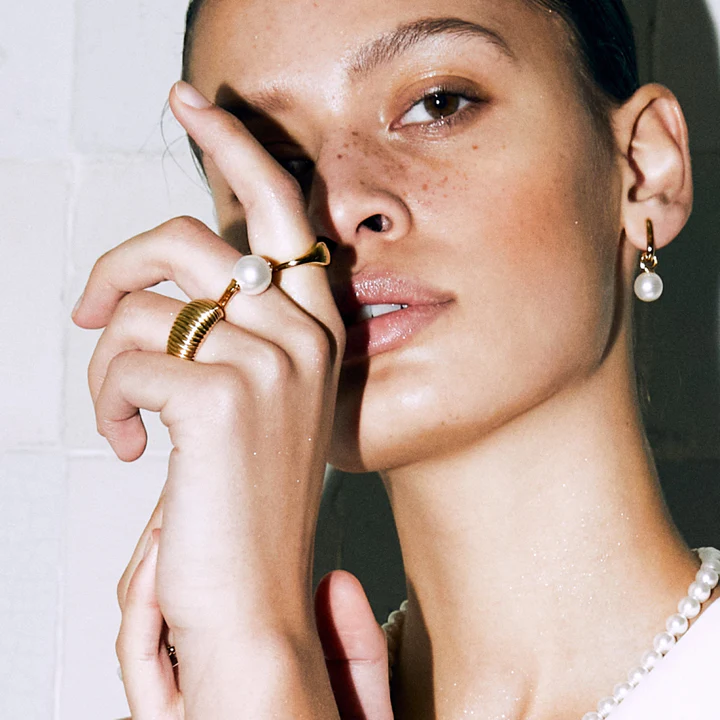 Øreringer med hvite perler - Bilde 2